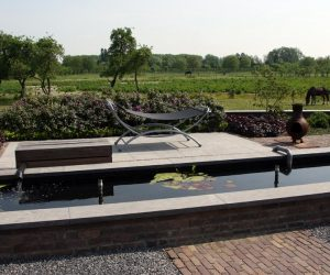 Terras met vijver en uitzicht over het landelijke groen
